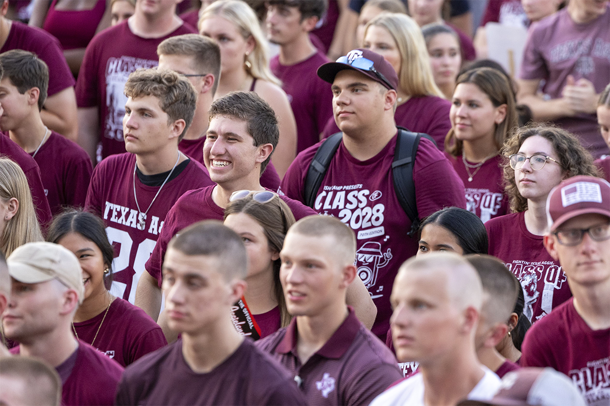 Students at first official yell practice during Howdy Week